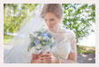 Braut mit Schleier und Blumenstrauss