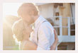 Romantisches Fotoshooting am Hafen mit Brautpaar beim Küssen